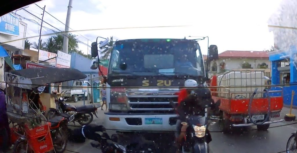 Φιλιππίνες: Oδηγός φορτηγού έχασε τον έλεγχο των φρένων και έκανε… «σάντουιτς»  δύο μοτοσικλετιστές (βίντεο)