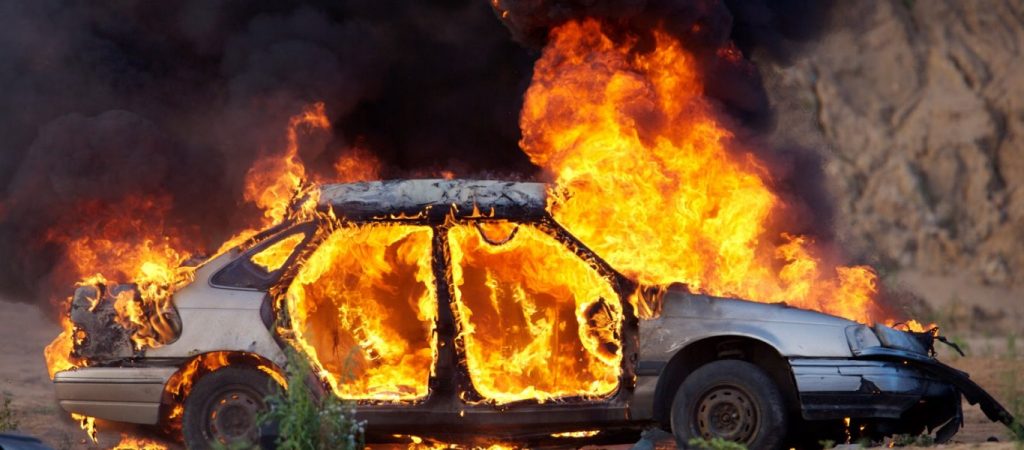 Στις φλόγες τυλίχθηκε σταθμευμένο αυτοκίνητο στη Θεσσαλονίκη (βίντεο)