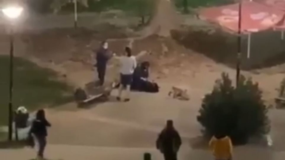 Στα «κάγκελα» οι κάτοικοι της Καρδίτσας για τη βίαιη σύλληψη της 22χρονης