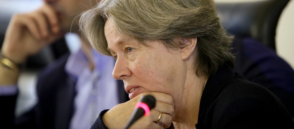 «Τα γυρίζουν» οι επιδημιολόγοι –  Α.Λινού: «Κανείς δεν λέει ότι ο ιός μεταδίδεται με το σάλιο – Βεβαίως θα κοινωνούσα»