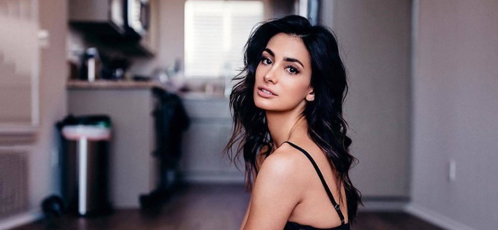 Olga Safari: H μελαχρινή καλλονή που «γονατίζει» το Instagram (φωτό)