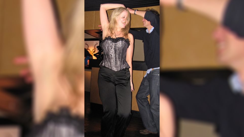 Δείτε τον πρίγκιπα Γουίλιαμ χορεύει μεθυσμένος με γοητευτική ξανθιά (φώτο)