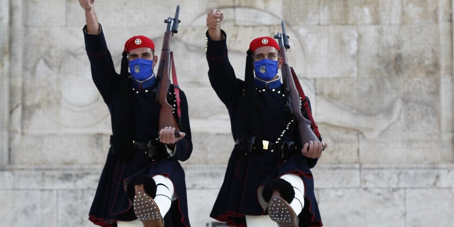 Φόρεσαν μάσκες στους εύζωνες της Προεδρικής Φρουράς! – Το μόνο επίλεκτο σώμα στην Ευρώπη που φορά μάσκες!