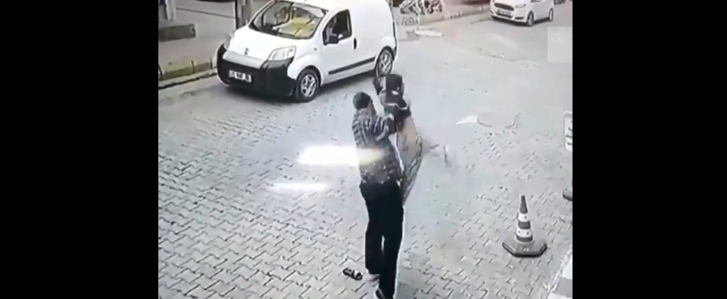 Τούρκος ξυλοκοπεί παιδί επειδή του ζήτησε λεφτά – Το πετάει με βία στον δρόμο (βίντεο)