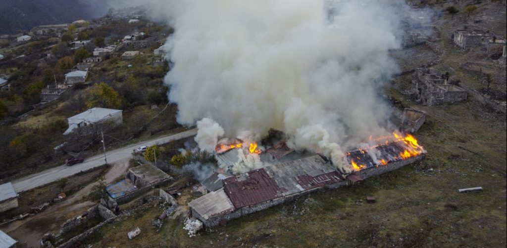 Ναγκόρνο Καραμπάχ: Παίρνουν τους τάφους των προγόνων τους και αποχωρούν οι Αρμένιοι (βίντεο)