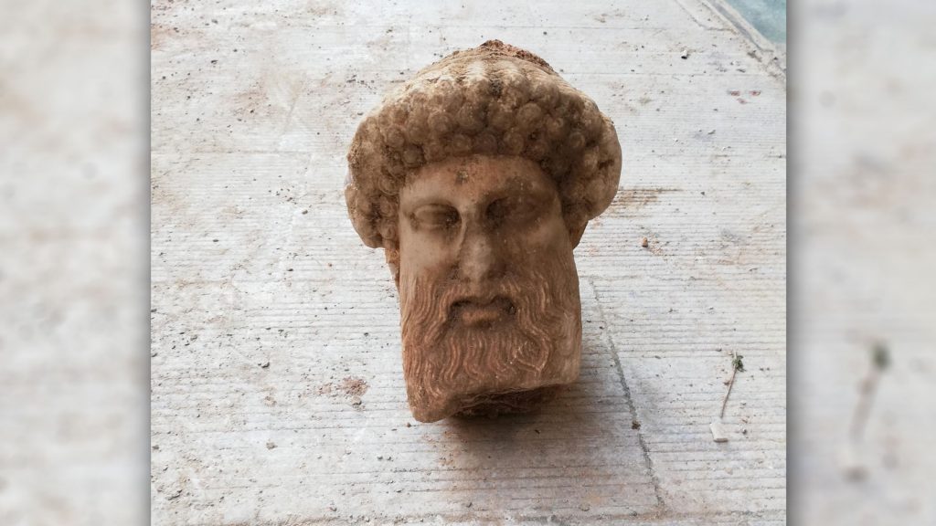 Οδοδείκτης του 4ου π.Χ. αι. η αρχαία κεφαλή που βρέθηκε στις εργασίες του Δήμου Αθηναίων (φωτο)