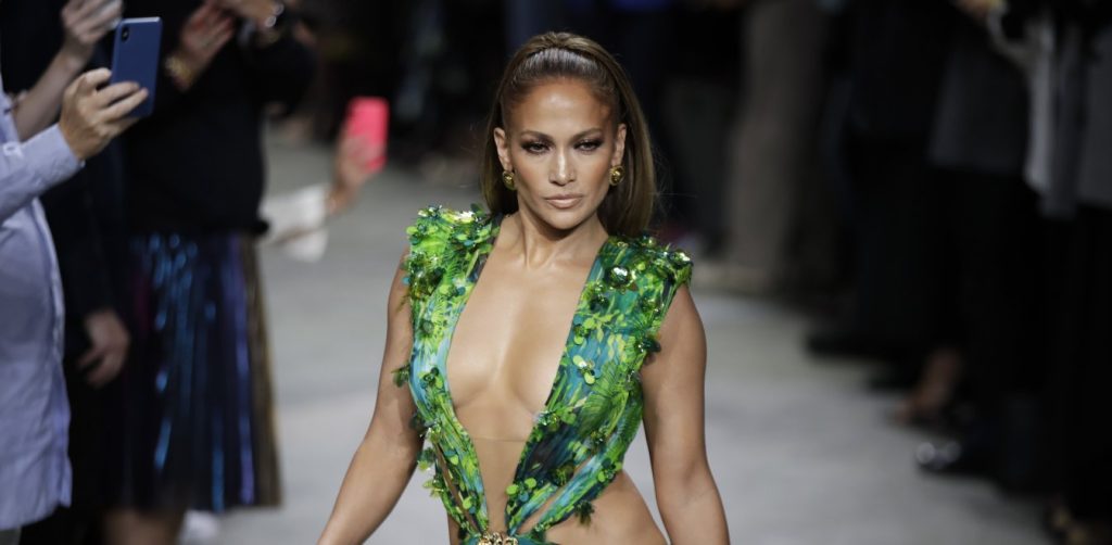 «Μπόμπα» η Τζένιφερ Λόπεζ – Η εμφάνιση «φωτιά» με το αβυσσαλέο ντεκολτέ (βίντεο)