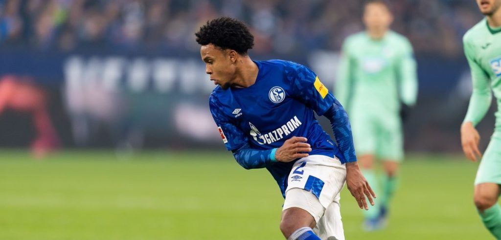 Ποδοσφαιριστής χτύπησε το δάχτυλο του κατά τη διάρκεια συνέντευξης και άρχισε να βρίζει σε ζωντανή μετάδοση (βίντεο)