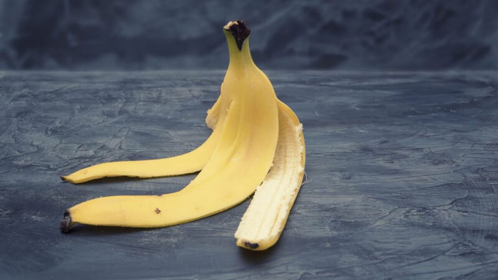 Δείτε πως θα κάνετε λεύκανση στα δόντια σας με μια… μπανανόφλουδα