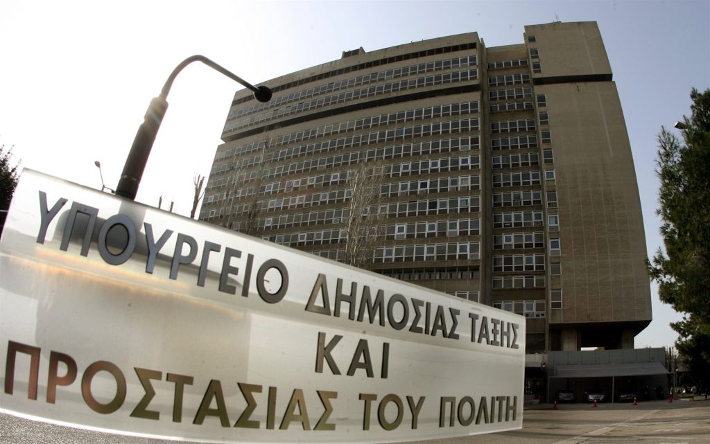 Το Υπ.ΠΡΟ.ΠΟ απαντά σε ΣΥΡΙΖΑ και ΚΚΕ: «Εφαρμόσαμε το νόμο – Χρησιμοποίησαν παραπλανητικά SMS»