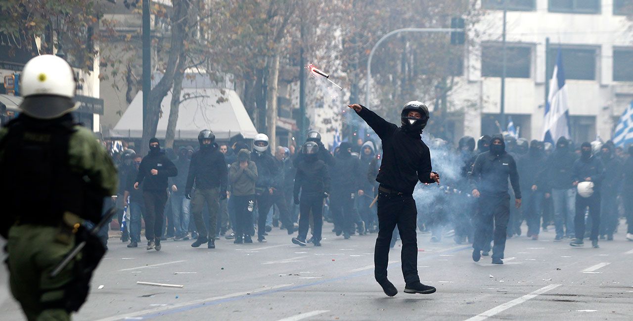 Πολυτεχνείο τώρα: Χιλιάδες πολίτες έχουν παραταχθεί απέναντι στις αστυνομικές δυνάμεις – Ρίψη χημικών και νερού (upd)