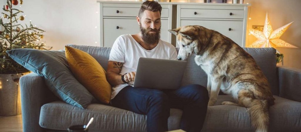 Η Deutsche Bank ρίχνει στο «τραπέζι» πρόταση για έξτρα φόρο σε όσους εργάζονται από την οικία τους