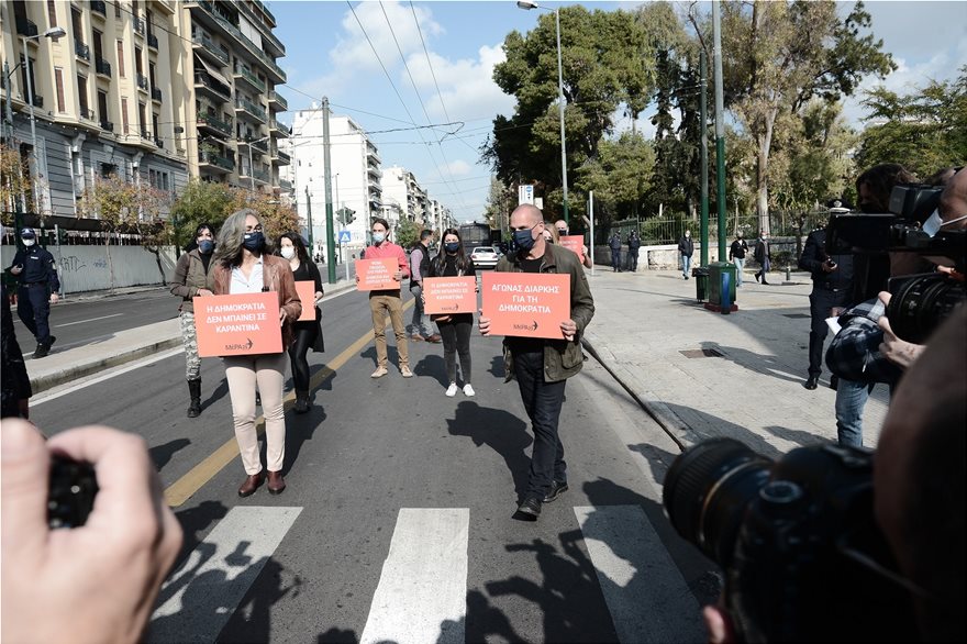 Πολυτεχνείο: Στην Πατησίων ο Γ.Βαρουφάκης και άλλα έξι μέλη του ΜέΡΑ25 (βίντεο)