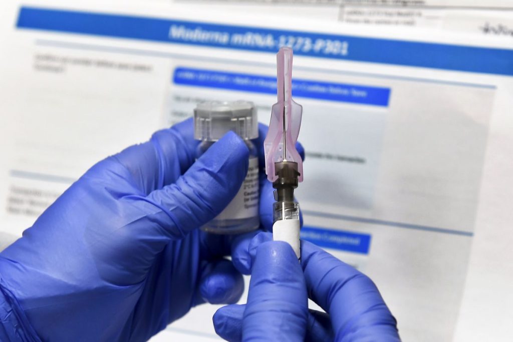 Moderna και Pfizer: Σε τι μοιάζουν και σε τι διαφέρουν τα δύο εμβόλια κατά του κορωνοϊού;