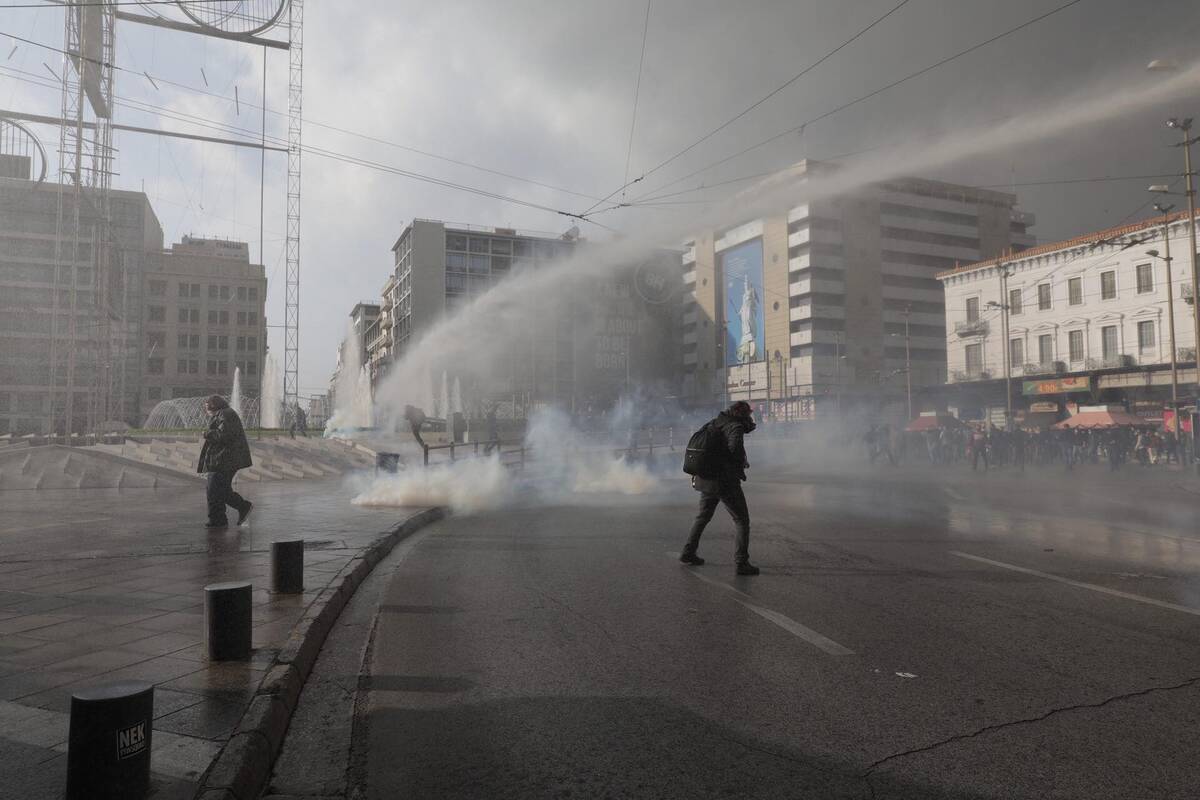 5.000 συνωστισμένοι αστυνομικοί στο κέντρο της Αθήνας δεν μεταδίδουν τον κορωνοϊό αλλά το κάνουν οι πολίτες!