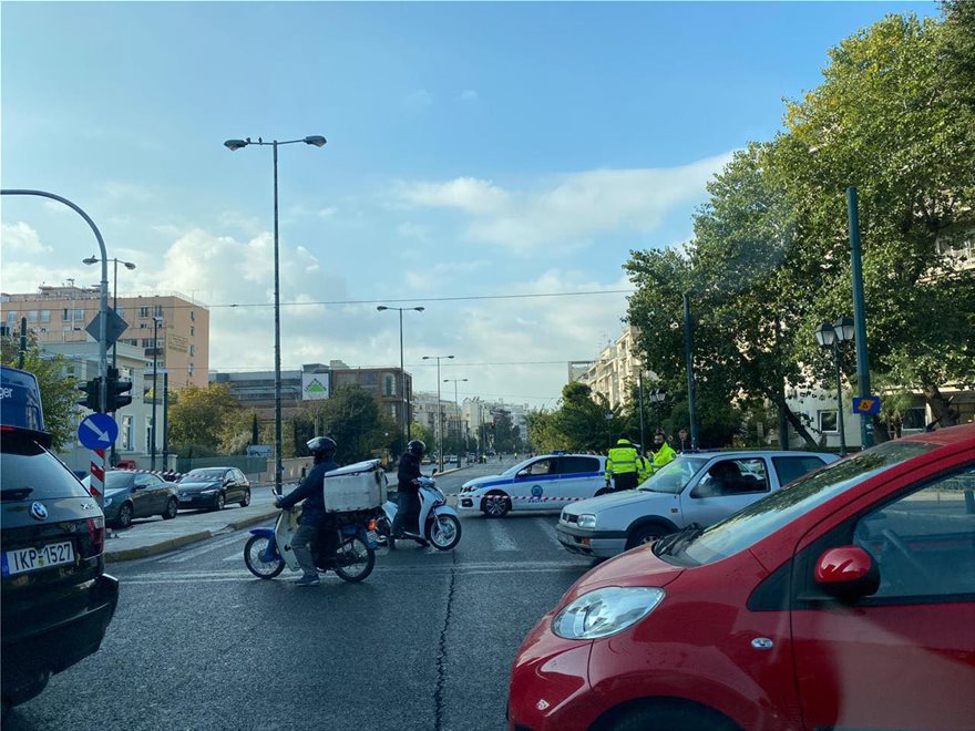 Μποτιλιάρισμα στους δρόμους της Αθήνας – Διακόπηκε η κυκλοφορία από την Αλεξάνδρας (βίντεο-φωτο)