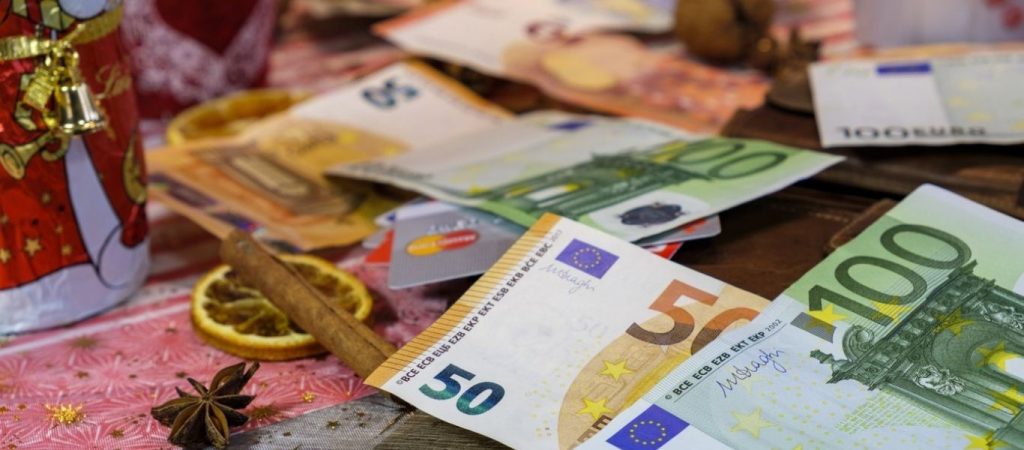 Οι κερδισμένοι και οι χαμένοι του φετινού δώρου Χριστουγέννων: Αναλυτικά παραδείγματα – Πως θα το υπολογίσετε