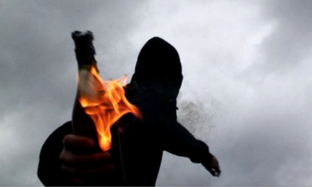 Επίθεση με μολότοφ στο Αστυνομικό Τμήμα Κολωνού