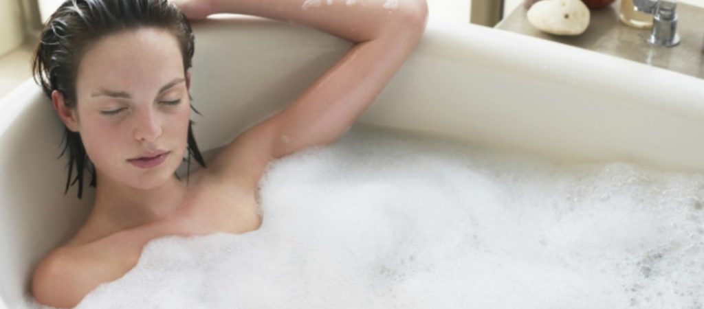 Αυτά είναι τα μυστικά για ένα άκρως χαλαρωτικό μπάνιο λίγο πριν τον ύπνο