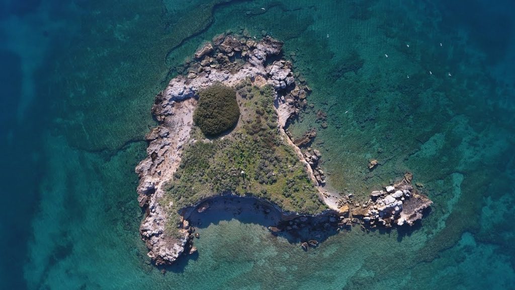 Το «καπέλο του Βενιζέλου»: To πο μικρό νησί της Φωκίδας (βίντεο)