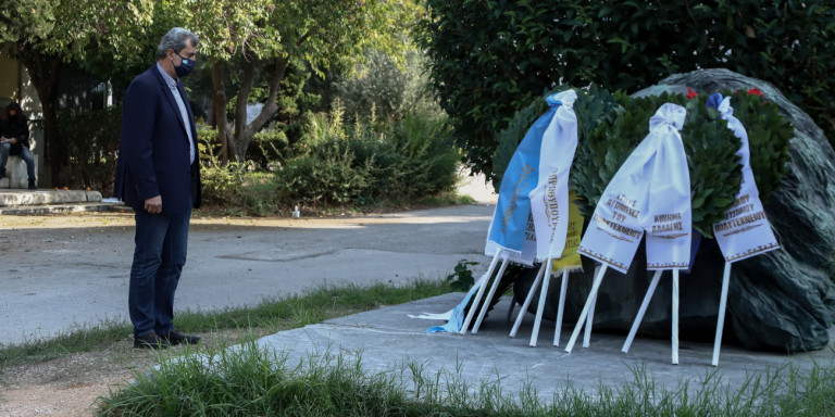 Ο Π.Πολάκης κατέθεσε μόνος του στεφάνι στο πολυτεχνείο: Αγνόησε την κομματική γραμμή του ΣΥΡΙΖΑ