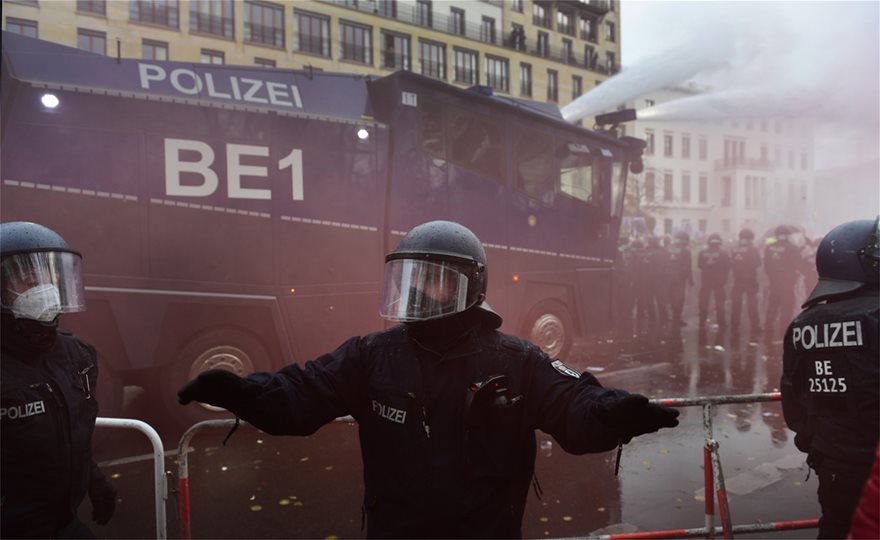 Χιλιάδες Γερμανοί διαδηλώνουν κατά των μέτρων απαγόρευσης της Α.Μέρκελ: Η αστυνομία επιτίθεται με ρίψεις νερού & χημικών
