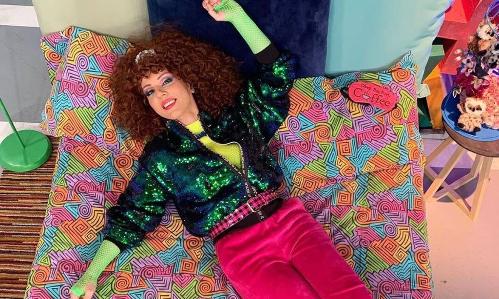 «Φωτιά» στα «κόκκινα» η Βάνια: Ποζάρει με εσώρουχα στο πλατό του «Καλό μεσημεράκι» (βίντεο)