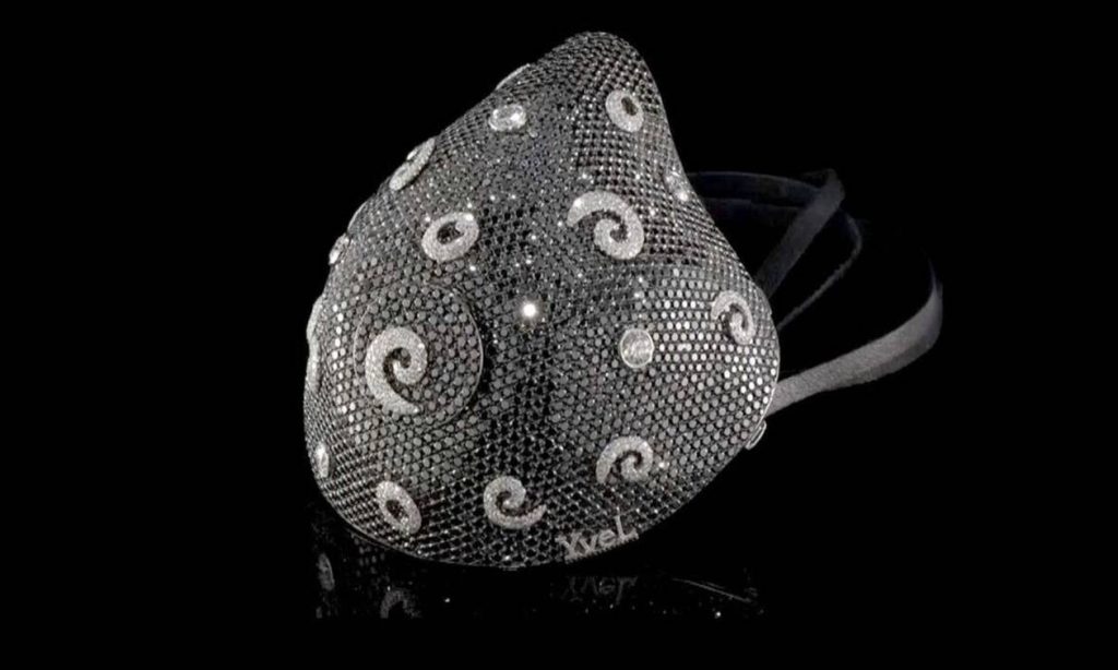 Η πιο ακριβή μάσκα στον πλανήτη έχει πάνω της 3.608 διαμάντια (βίντεο)