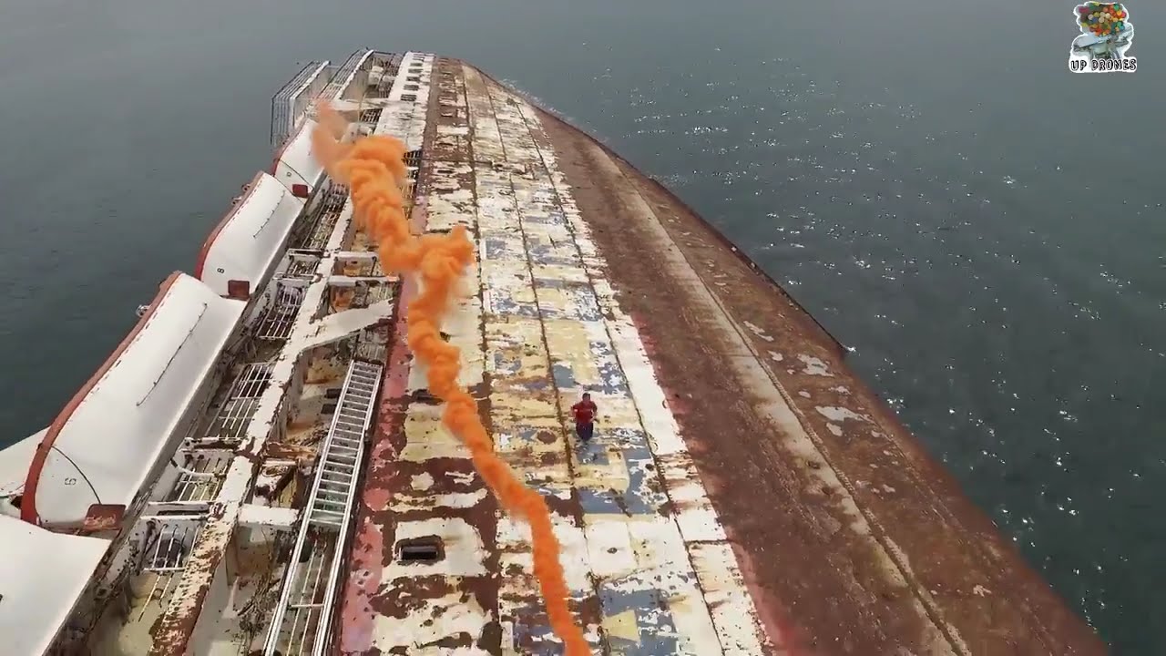 Το πλοίο που βρίσκεται μισοβυθισμένο στην Ελευσίνα… ήταν κάποτε πολυτελές (βίντεο)