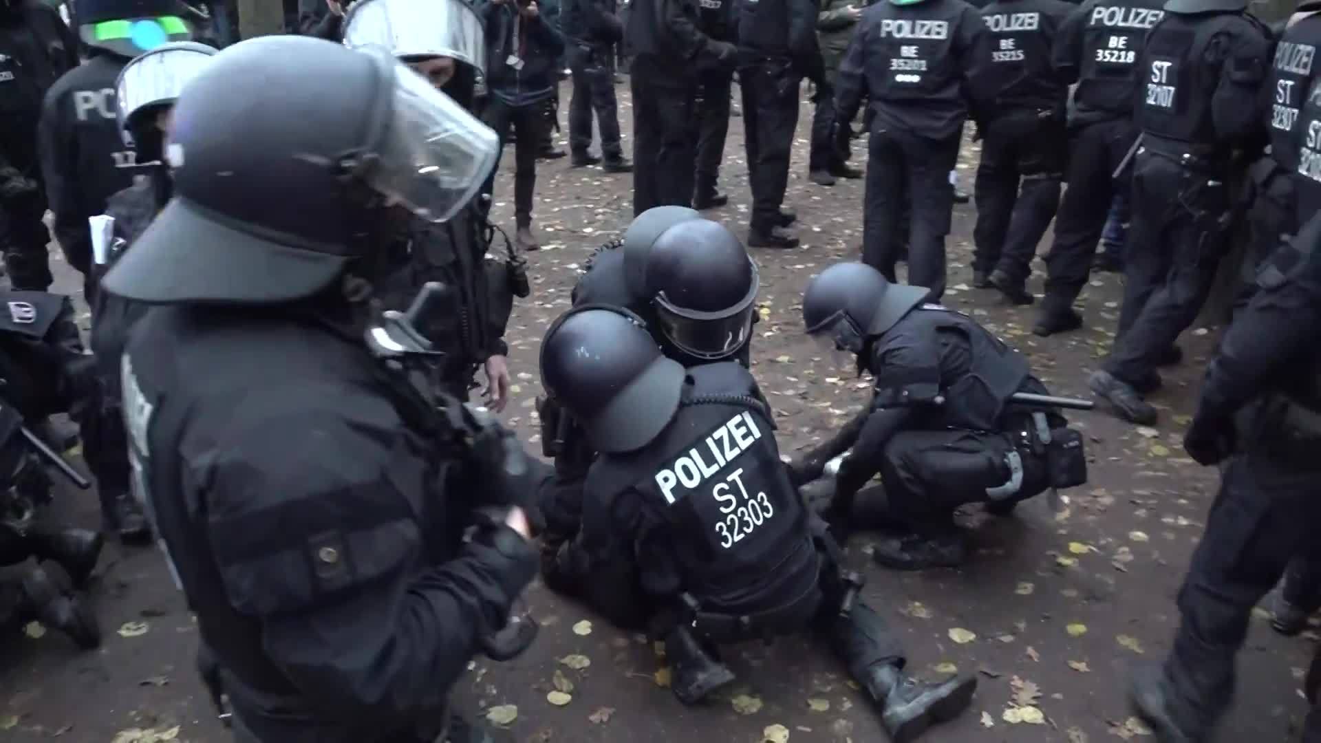 Γερμανία: Χιλιάδες πολίτες διαδήλωσαν κατά της «δικτατορίας του κορωνοϊού» – Ψηφίστηκε νέα νομοθεσία (βίντεο)