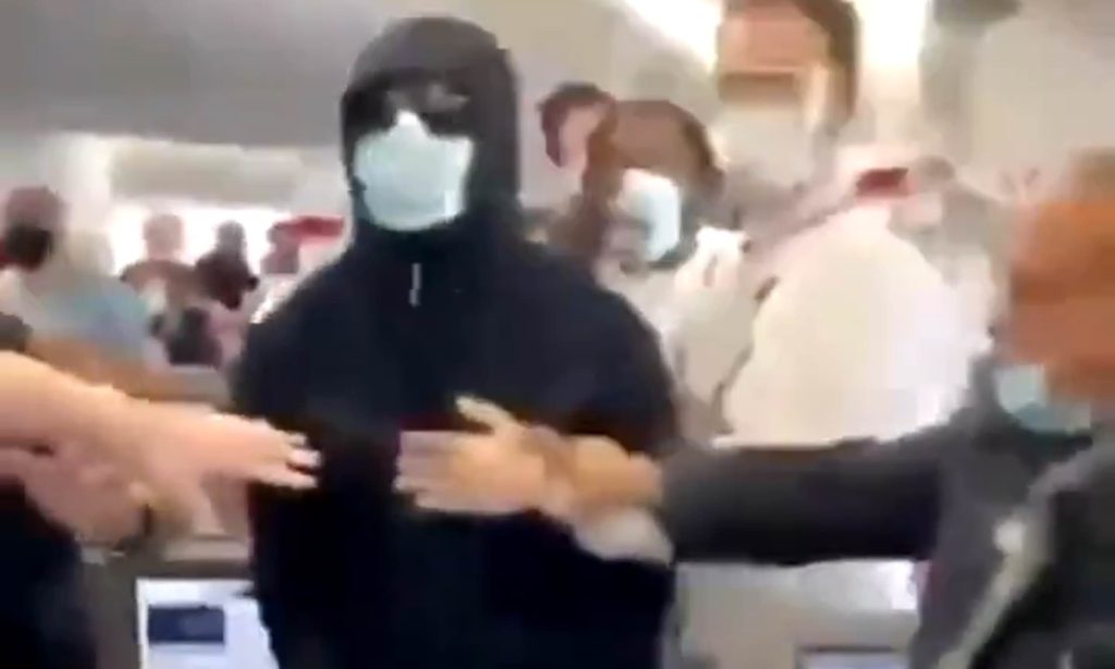 Τρομερά πράγματα κατά τη διάρκεια πτήσης: Ράπερ πλακώθηκαν στο ξύλο (βίντεο)