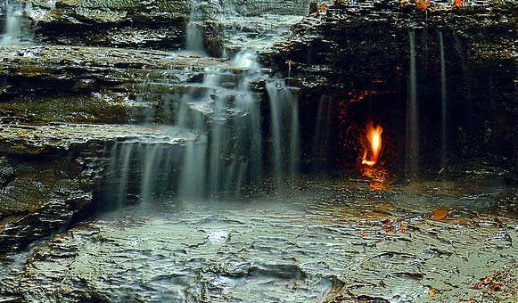 Εντυπωσιακό φαινόμενο: Η αιώνια φλόγα που σιγοκαίει πίσω από έναν καταρράκτη (βίντεο)