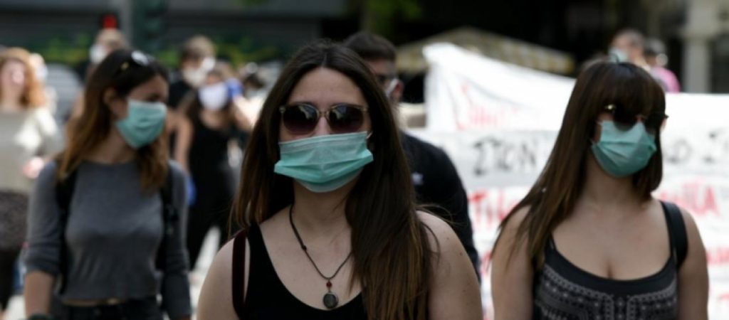 «Μπρος γκρεμός και πίσω ρέμα» από τον ΠΟΥ: «Ή μάσκες όλοι και παντού ή lockdown»!