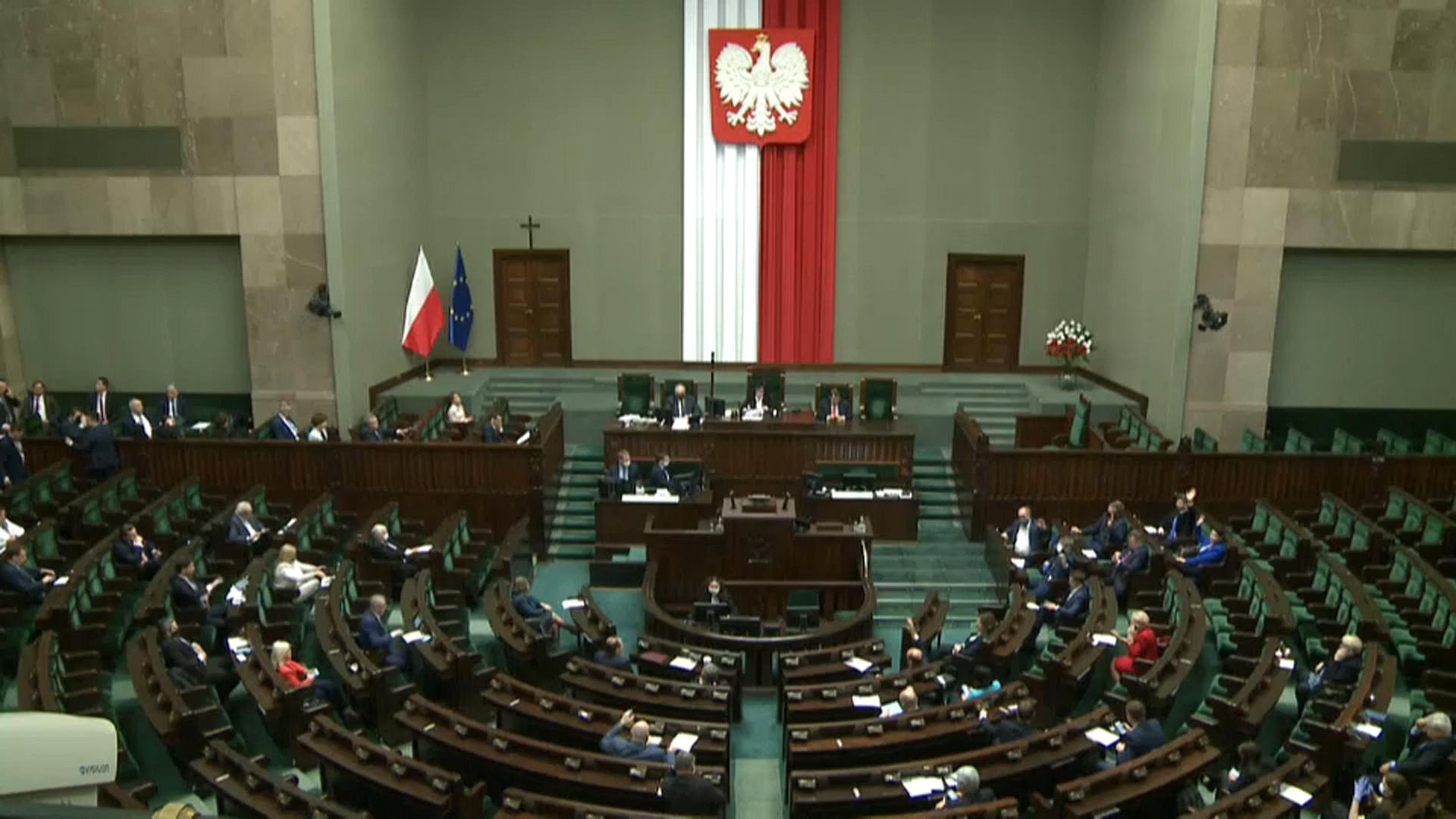 Η Πολωνία έθεσε την εθνική της ύπαρξη επάνω από το χρήμα: Η Βουλή ψήφισε υπέρ του βέτο για το «κράτος δικαίου»