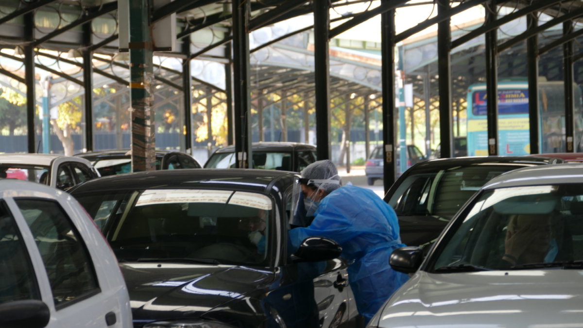 «Πανικός» στη Λαμία για drive through rapid test – Εκατοντάδες πολίτες στην ουρά (φωτο)