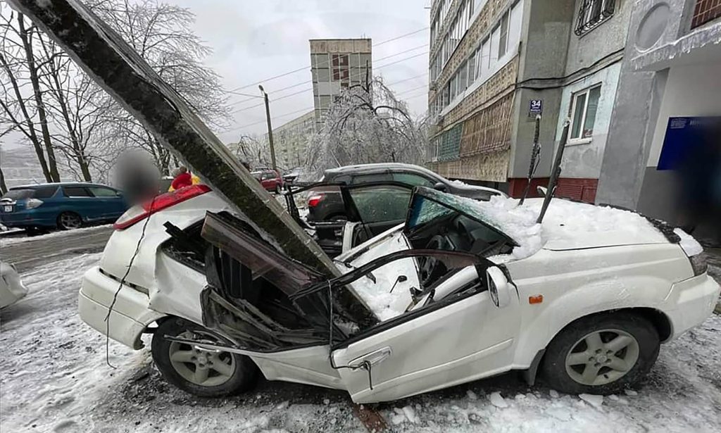 Τρομακτικό βίντεο με μία πλάκα να πέφτει από 30 μέτρα ύψος πάνω σε αυτοκίνητο – Στο τσακ γλύτωσε ο οδηγός