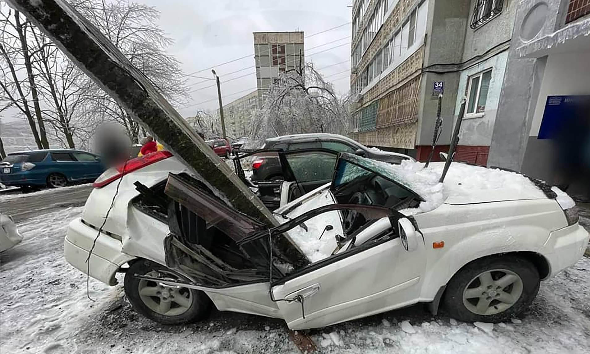 Τρομακτικό βίντεο με μία πλάκα να πέφτει από 30 μέτρα ύψος πάνω σε αυτοκίνητο – Στο τσακ γλύτωσε ο οδηγός