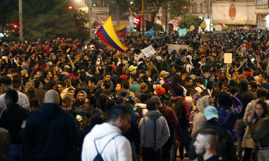 Κολομβία: Στους δρόμους οι διαδηλωτές εναντίον της πολιτικής του προέδρου Ιβάν Ντούκε (βίντεο)