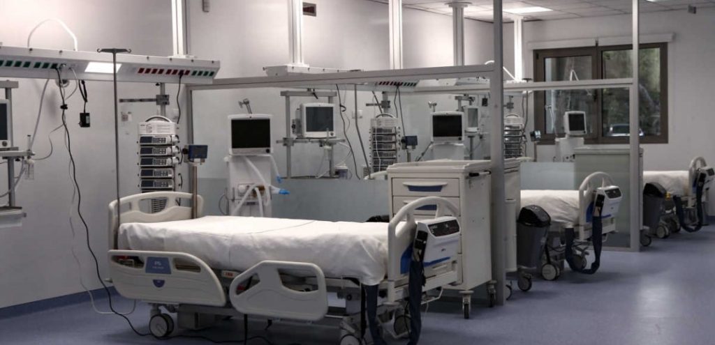Ξεκίνησαν οι επιτάξεις των ιδιωτικών κλινικών: Ομολογία αποτυχίας της κυβέρνησης και πρόχειρου σχεδιασμού