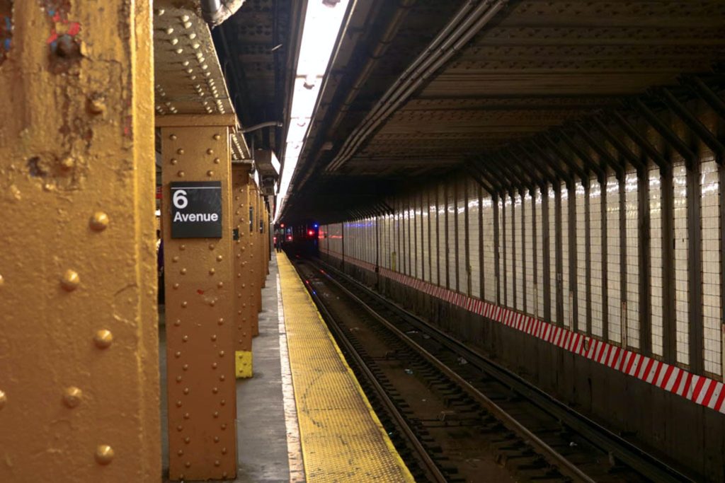 Άντρας έτρεξε και έσπρωξε γυναίκα στις γραμμές του μετρό (βίντεο)