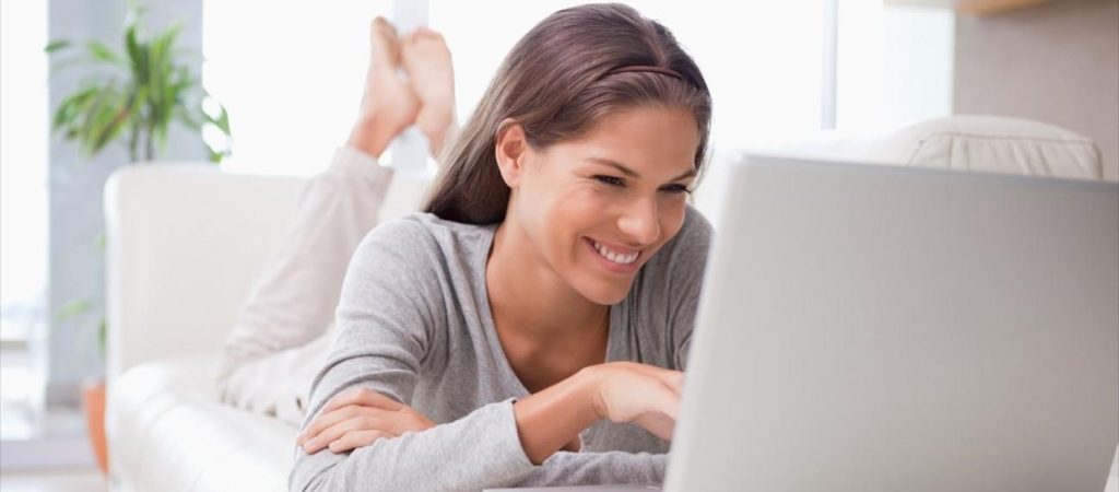 Αυτοί είναι οι άγραφοι νόμοι για το online φλερτ εν μέσω καραντίνας