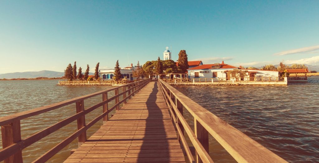 Tο «πλωτό» ελληνικό μοναστήρι που προκαλεί δέος (φωτό)