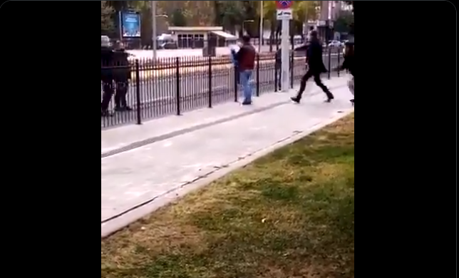 Τουρκία: Πολίτης αποπειράθηκε να αυτοπυρποληθεί μπροστά από κρατικό κτίριο (βίντεο)