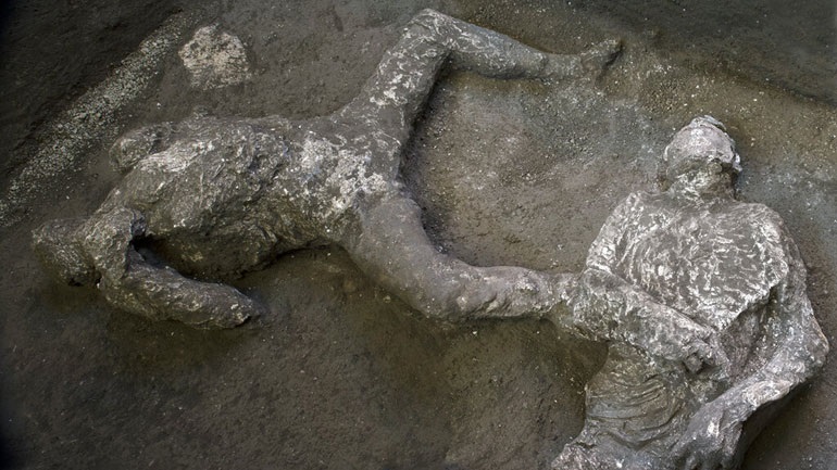 Πομπηία: Αρχαιολόγοι ανακάλυψαν τα λείψανα ενός πλούσιου κι ενός σκλάβου (φώτο)