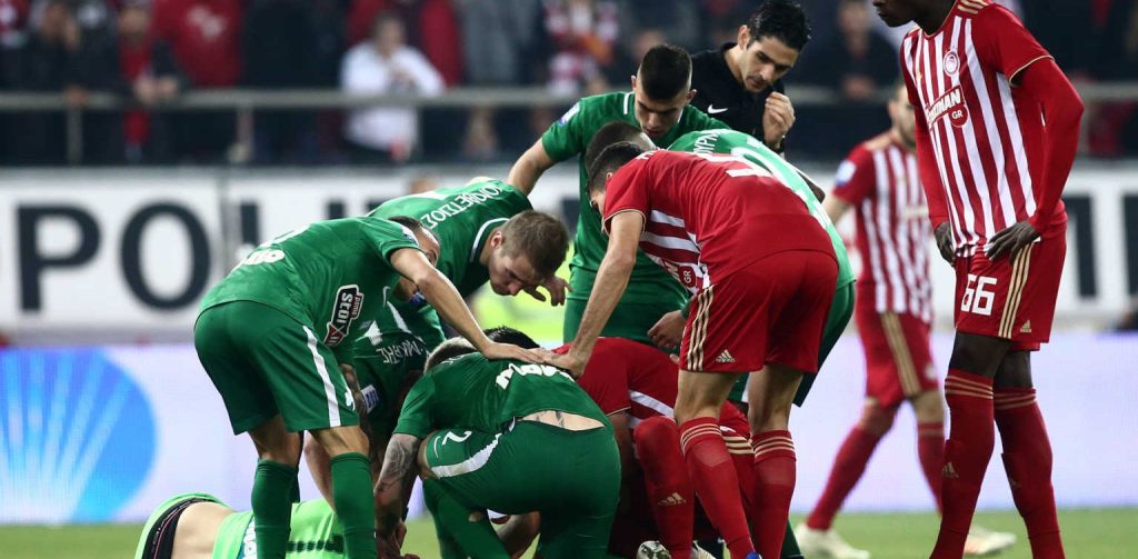 Ολυμπιακός – Παναθηναϊκός: Η στιγμή του σοκαριστικού τραυματισμού του Σ.Διούδη στο κεφάλι (βίντεο)