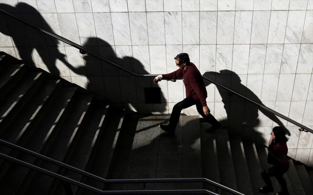 Κοινωνική διάλυση: Κατά 300% αυξήθηκε η αναζήτηση βοήθειας σε γραμμές υποστήριξης στην δεύτερη καραντίνα!