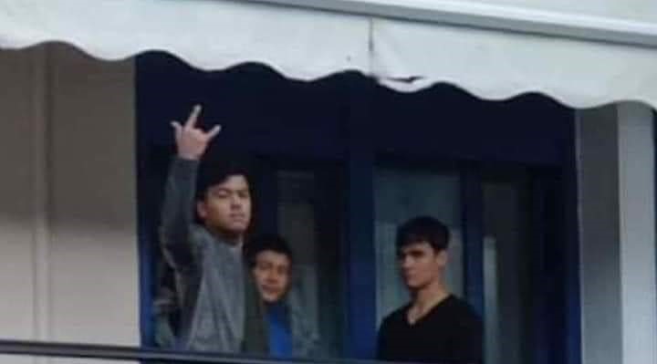 Με χειρονομίες «ευχαρίστησαν» την επισκευή του δημοτικού φωτισμού αλλοδαποί στην Λάρισα