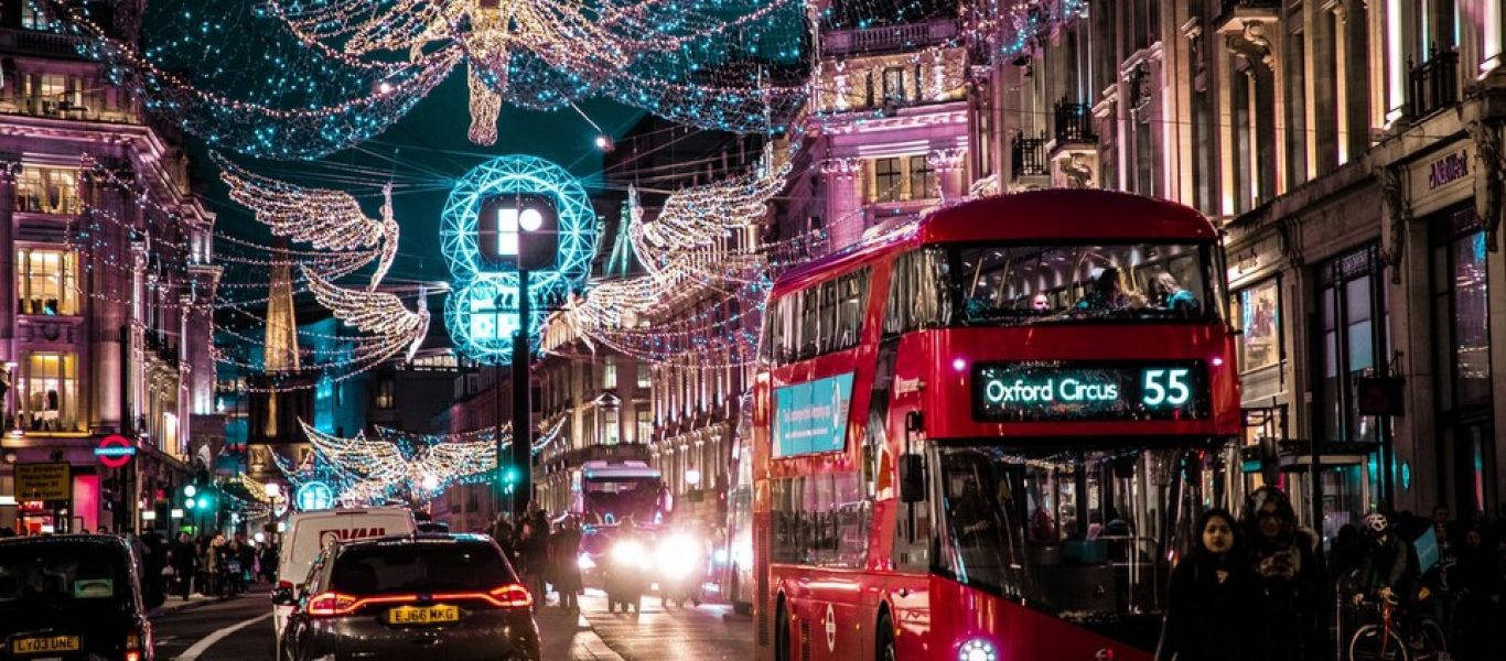 «Εκρηξη» των online πωλήσεων για χριστουγεννιάτικες αγορές στην Βρετανία