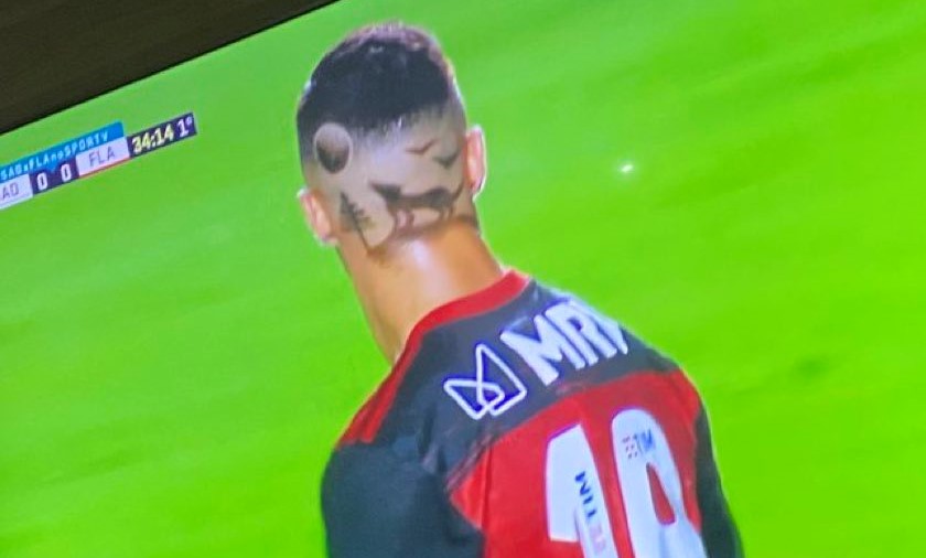 Ποδοσφαιριστής έφτιαξε ένα έργο τέχνης στο κεφάλι του και έγινε viral (βίντεο)