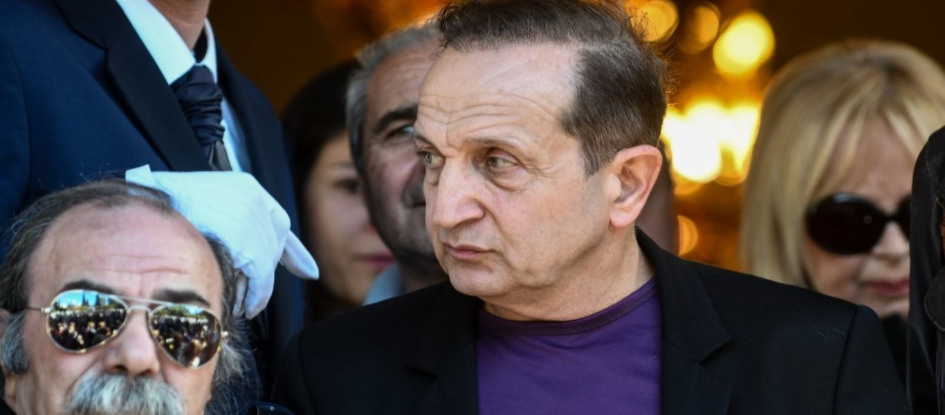 Σπύρος Μπιμπίλας: «Όταν ήμουν μικρός έπαιζα κρυφτό στα φέρετρα»